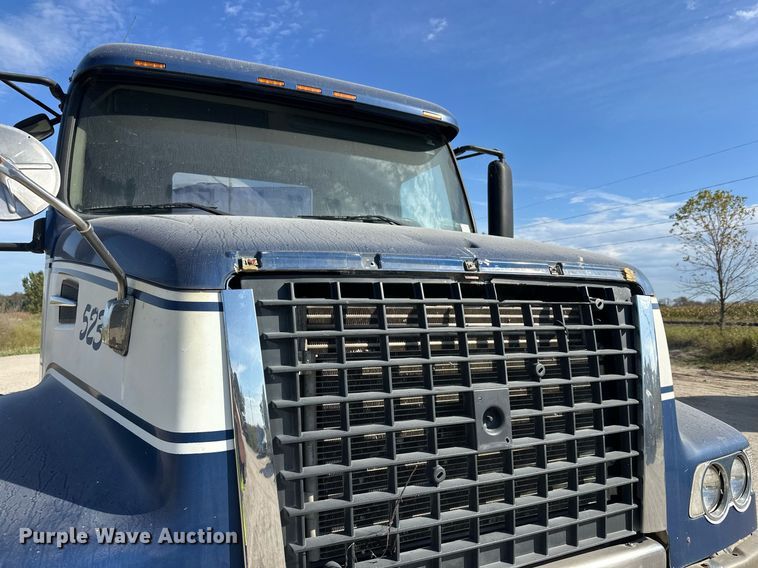 image for item DW4264 2002 Volvo VNL ready mix truck