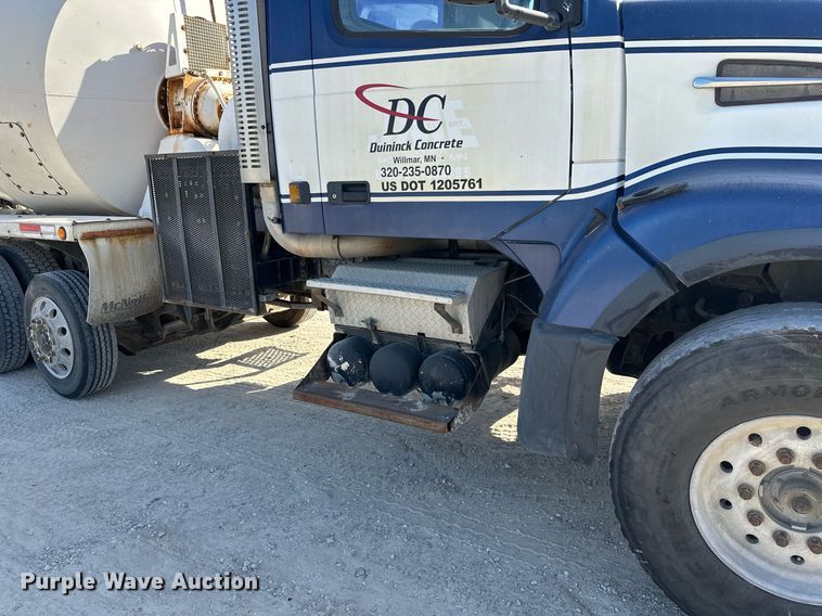 image for item DW4264 2002 Volvo VNL ready mix truck