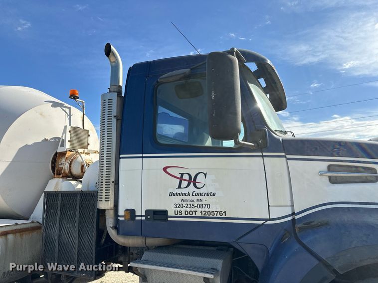 image for item DW4264 2002 Volvo VNL ready mix truck