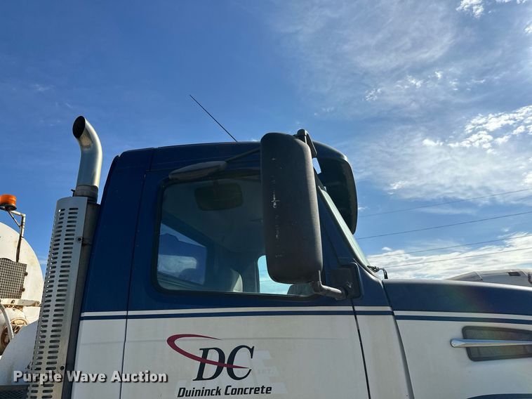 image for item DW4264 2002 Volvo VNL ready mix truck