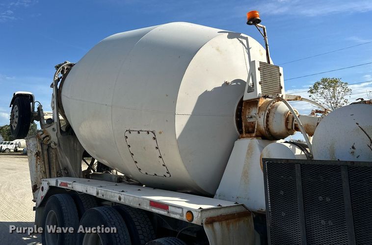 image for item DW4264 2002 Volvo VNL ready mix truck