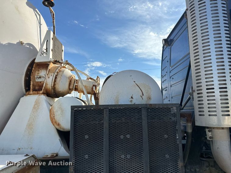 image for item DW4264 2002 Volvo VNL ready mix truck