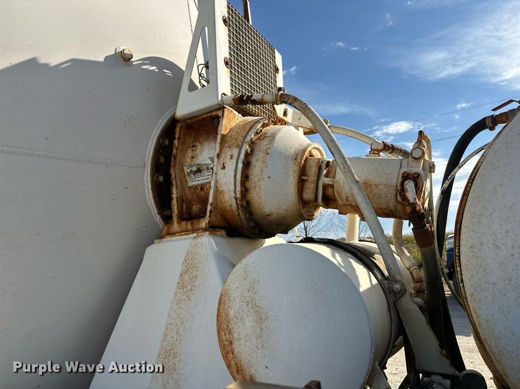 image for item DW4264 2002 Volvo VNL ready mix truck