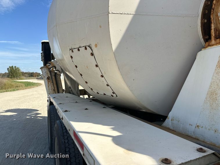 image for item DW4264 2002 Volvo VNL ready mix truck