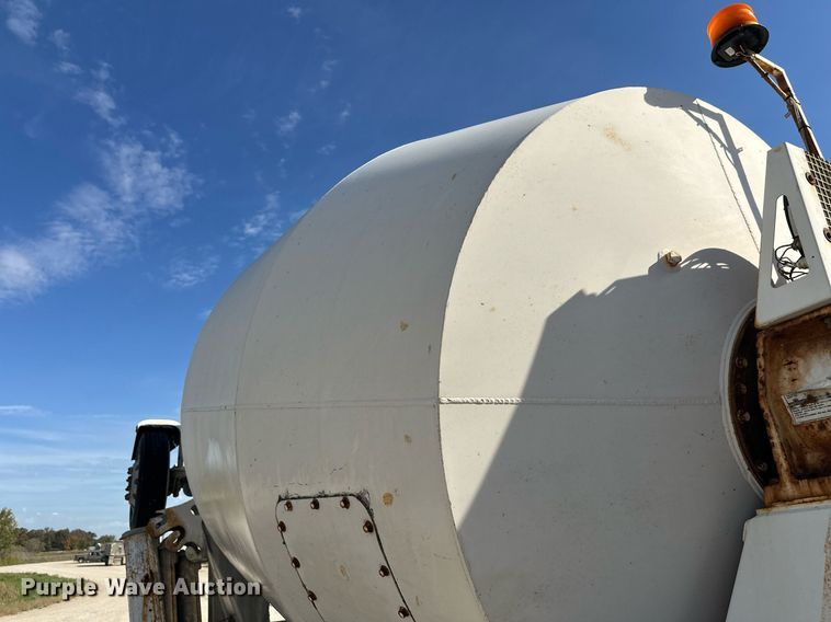 image for item DW4264 2002 Volvo VNL ready mix truck