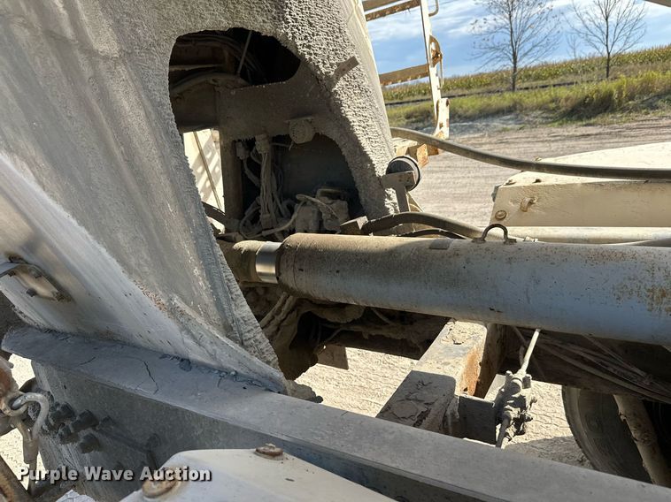 image for item DW4264 2002 Volvo VNL ready mix truck