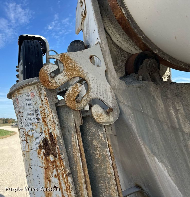 image for item DW4264 2002 Volvo VNL ready mix truck