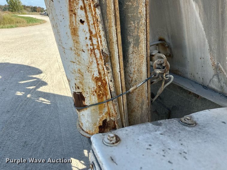 image for item DW4264 2002 Volvo VNL ready mix truck