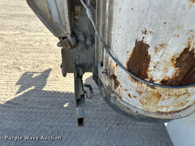 image for item DW4264 2002 Volvo VNL ready mix truck