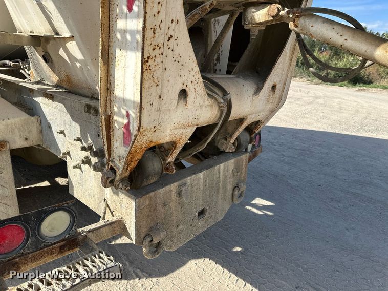 image for item DW4264 2002 Volvo VNL ready mix truck