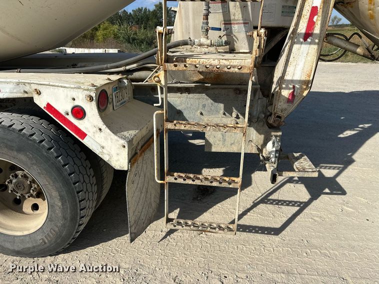 image for item DW4264 2002 Volvo VNL ready mix truck