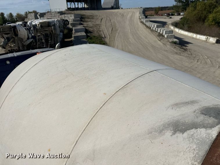 image for item DW4264 2002 Volvo VNL ready mix truck