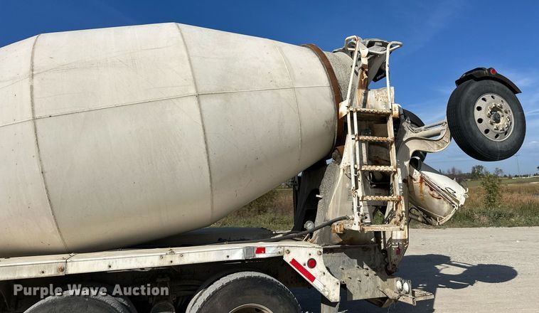 image for item DW4264 2002 Volvo VNL ready mix truck