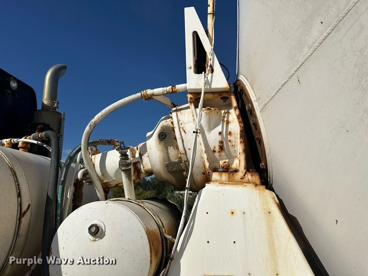 image for item DW4264 2002 Volvo VNL ready mix truck