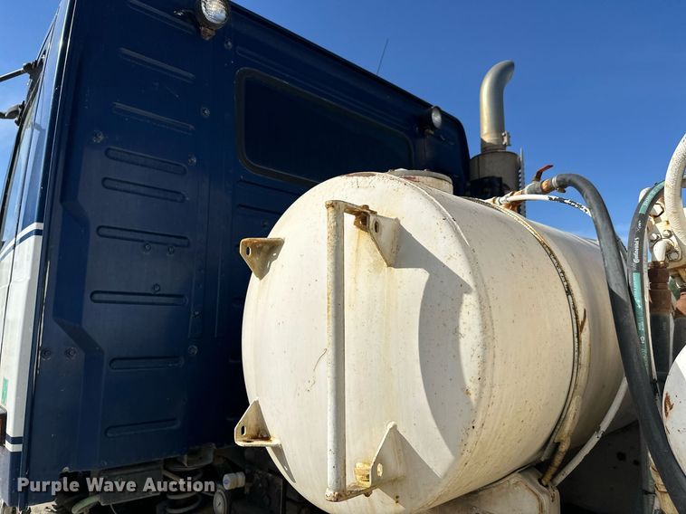 image for item DW4264 2002 Volvo VNL ready mix truck