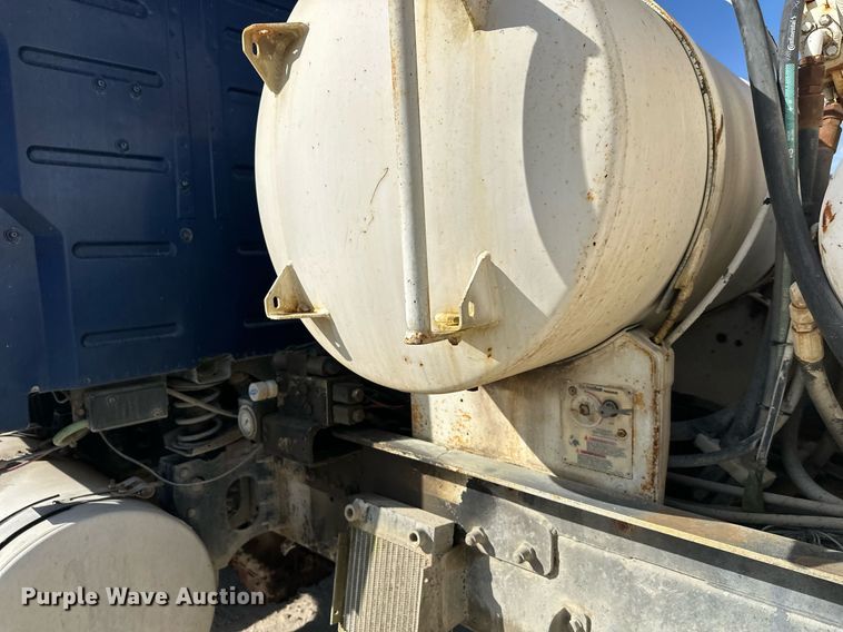 image for item DW4264 2002 Volvo VNL ready mix truck