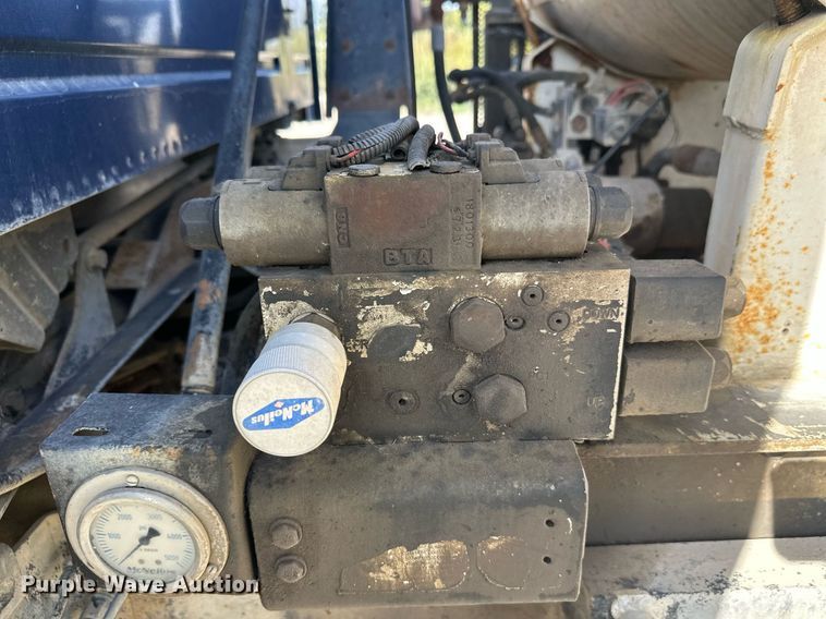 image for item DW4264 2002 Volvo VNL ready mix truck