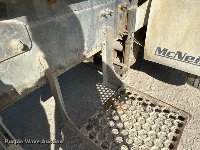 image for item DW4264 2002 Volvo VNL ready mix truck