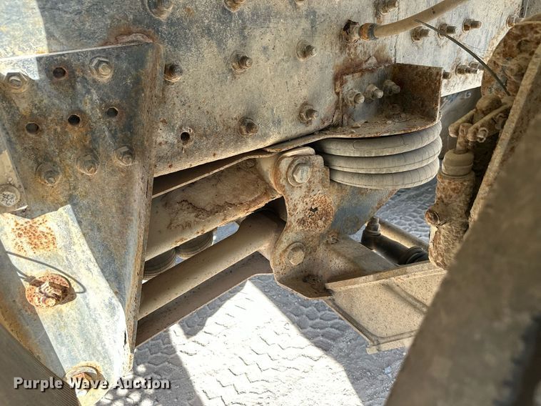 image for item DW4264 2002 Volvo VNL ready mix truck