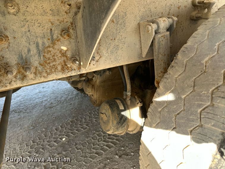 image for item DW4264 2002 Volvo VNL ready mix truck