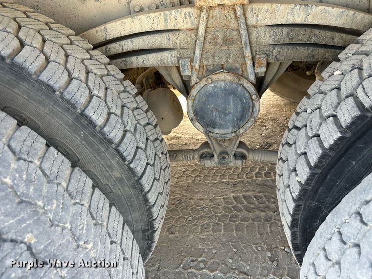 image for item DW4264 2002 Volvo VNL ready mix truck