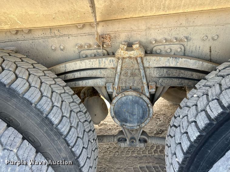 image for item DW4264 2002 Volvo VNL ready mix truck