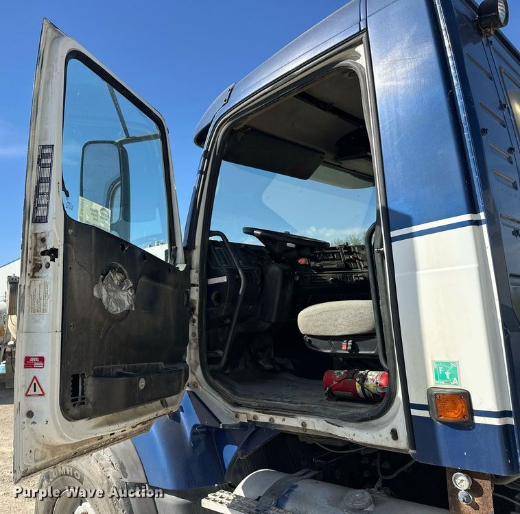 image for item DW4264 2002 Volvo VNL ready mix truck