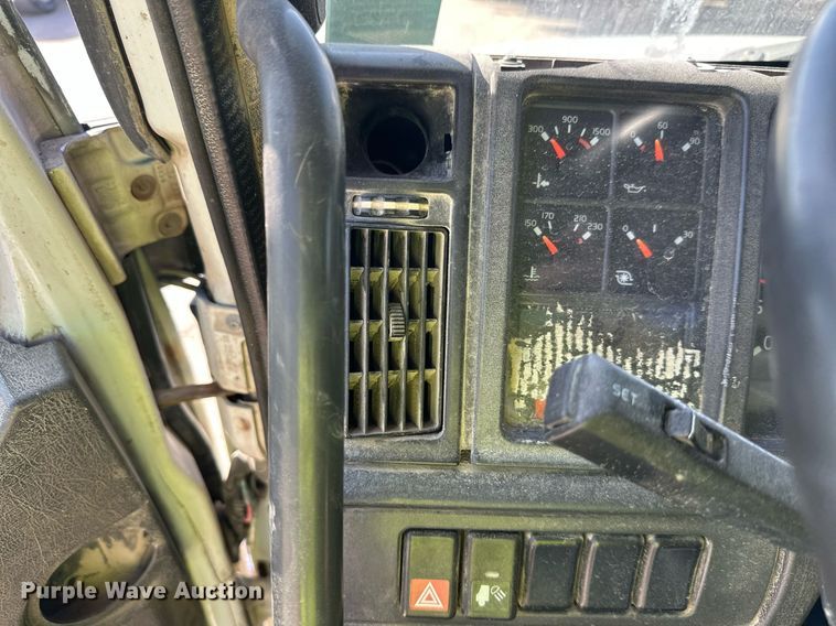 image for item DW4264 2002 Volvo VNL ready mix truck