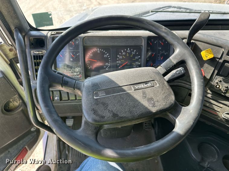 image for item DW4264 2002 Volvo VNL ready mix truck