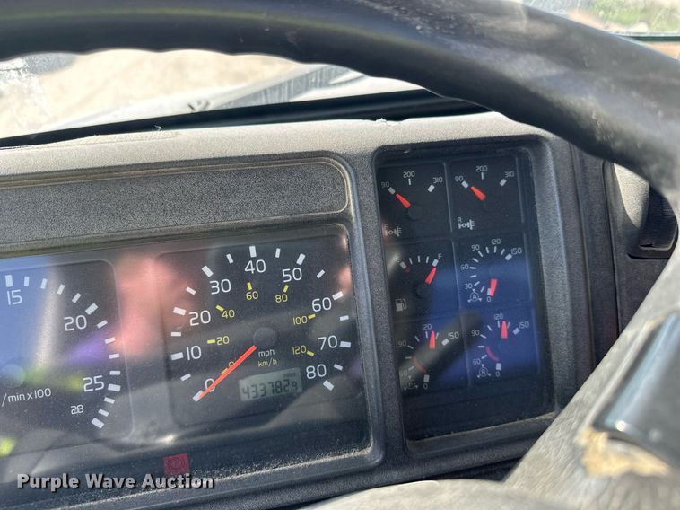 image for item DW4264 2002 Volvo VNL ready mix truck