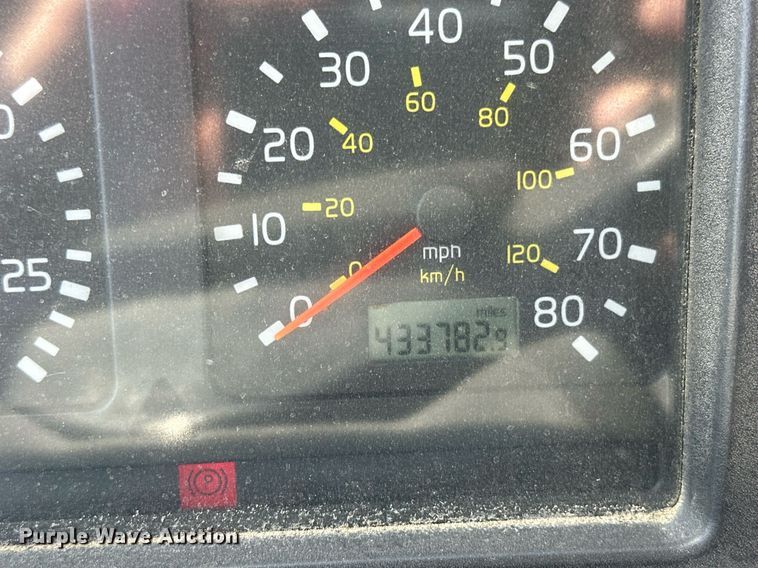 image for item DW4264 2002 Volvo VNL ready mix truck