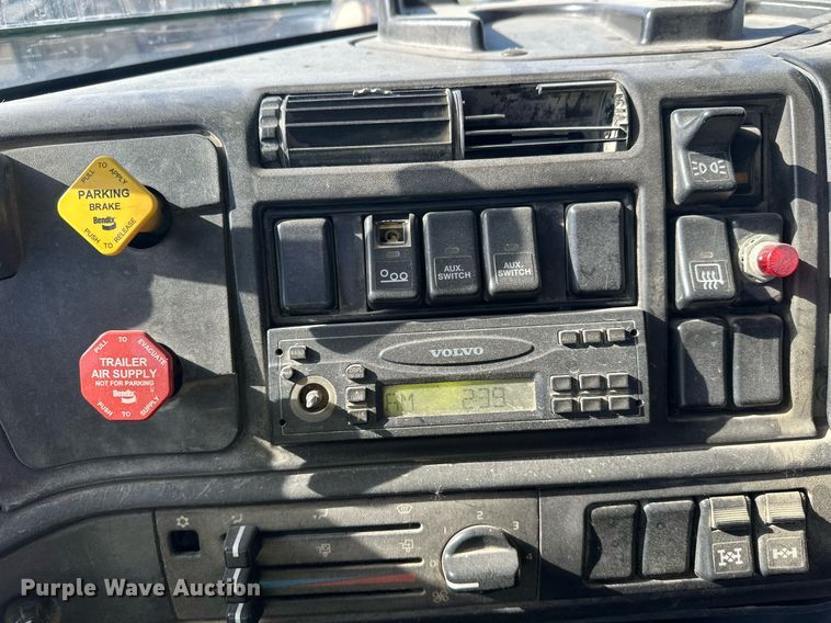 image for item DW4264 2002 Volvo VNL ready mix truck