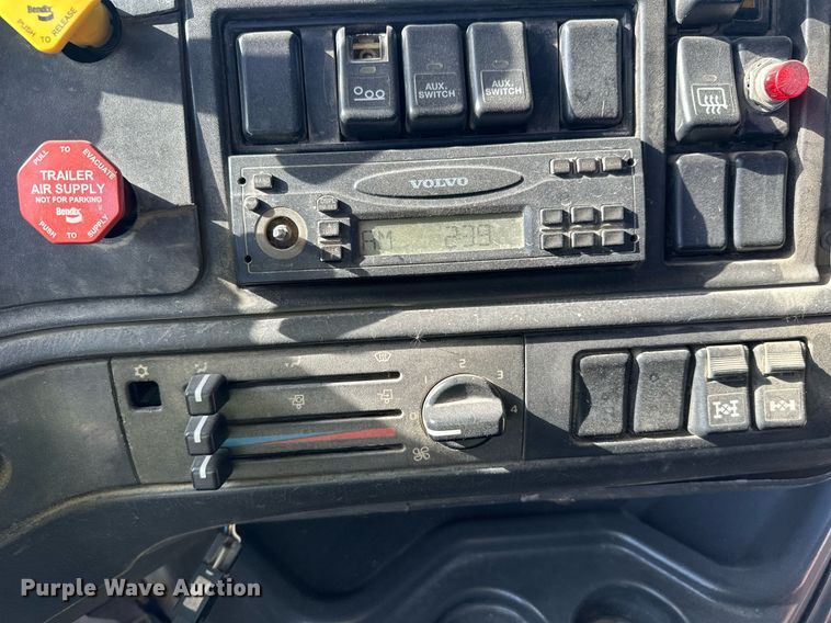 image for item DW4264 2002 Volvo VNL ready mix truck