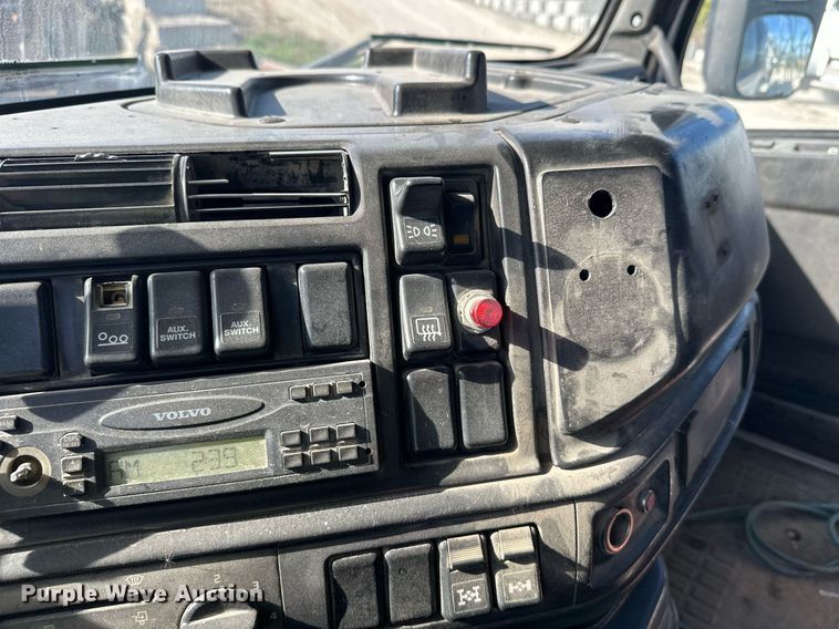 image for item DW4264 2002 Volvo VNL ready mix truck