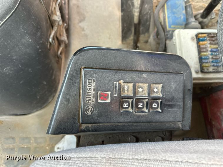 image for item DW4264 2002 Volvo VNL ready mix truck