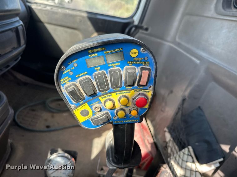 image for item DW4264 2002 Volvo VNL ready mix truck