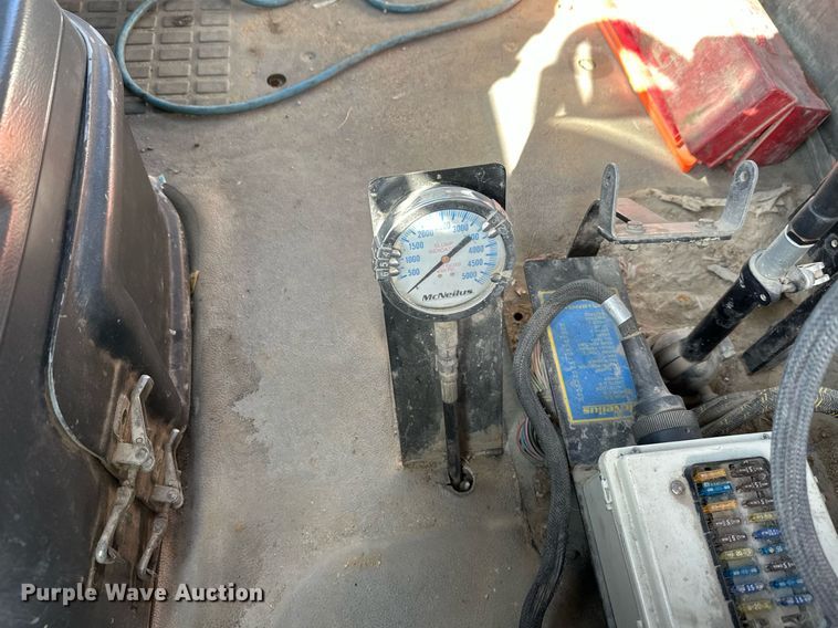 image for item DW4264 2002 Volvo VNL ready mix truck