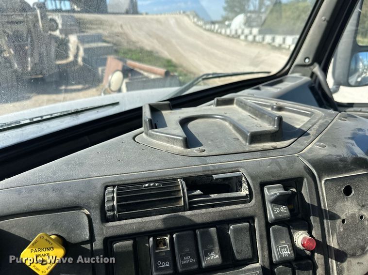 image for item DW4264 2002 Volvo VNL ready mix truck