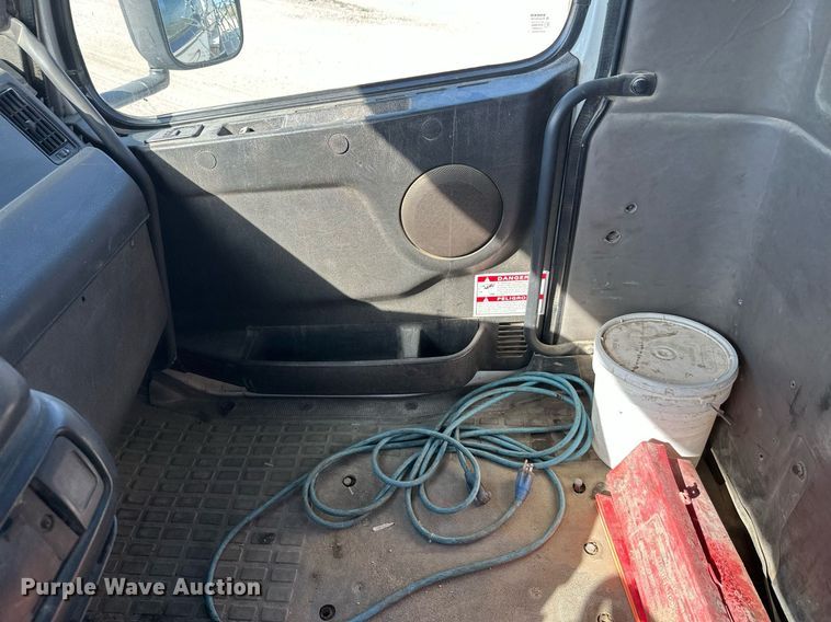 image for item DW4264 2002 Volvo VNL ready mix truck