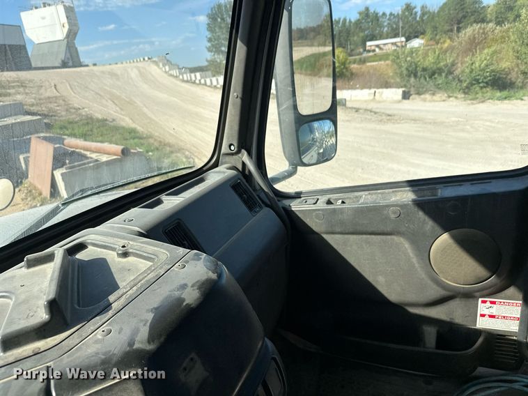 image for item DW4264 2002 Volvo VNL ready mix truck