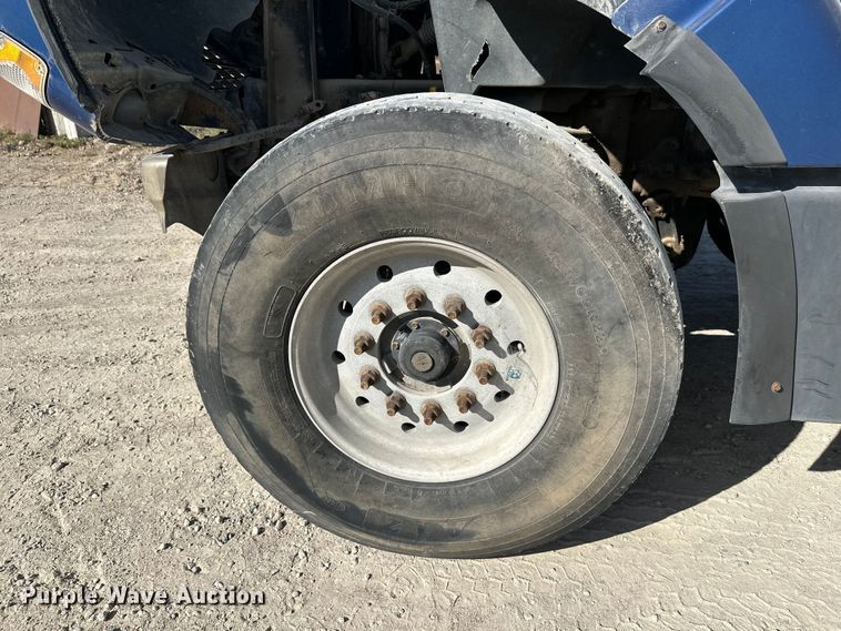 image for item DW4264 2002 Volvo VNL ready mix truck