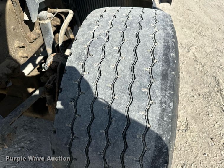 image for item DW4264 2002 Volvo VNL ready mix truck