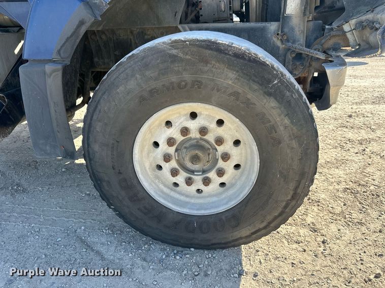 image for item DW4264 2002 Volvo VNL ready mix truck