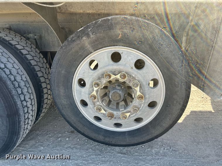 image for item DW4264 2002 Volvo VNL ready mix truck