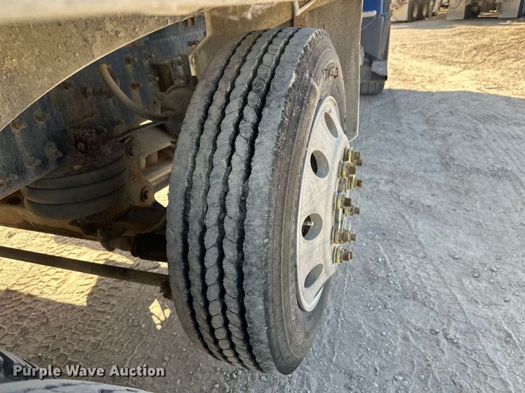 image for item DW4264 2002 Volvo VNL ready mix truck