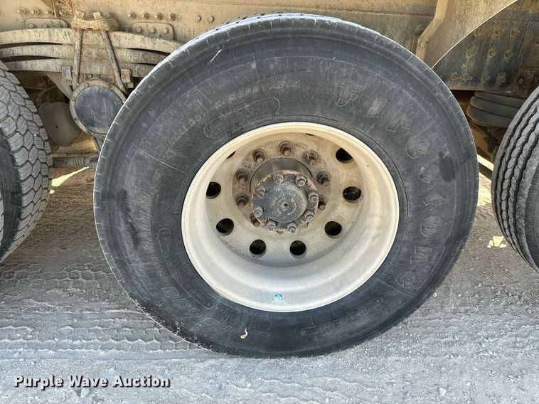 image for item DW4264 2002 Volvo VNL ready mix truck