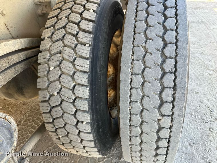 image for item DW4264 2002 Volvo VNL ready mix truck