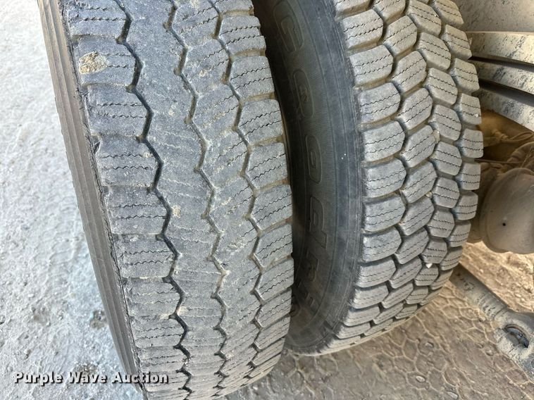 image for item DW4264 2002 Volvo VNL ready mix truck