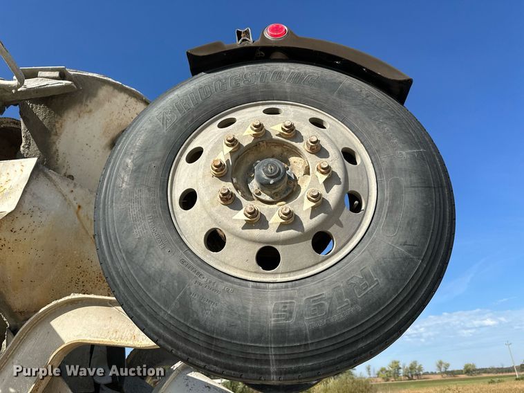 image for item DW4264 2002 Volvo VNL ready mix truck