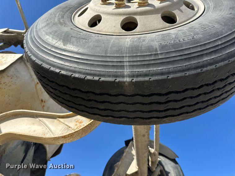 image for item DW4264 2002 Volvo VNL ready mix truck